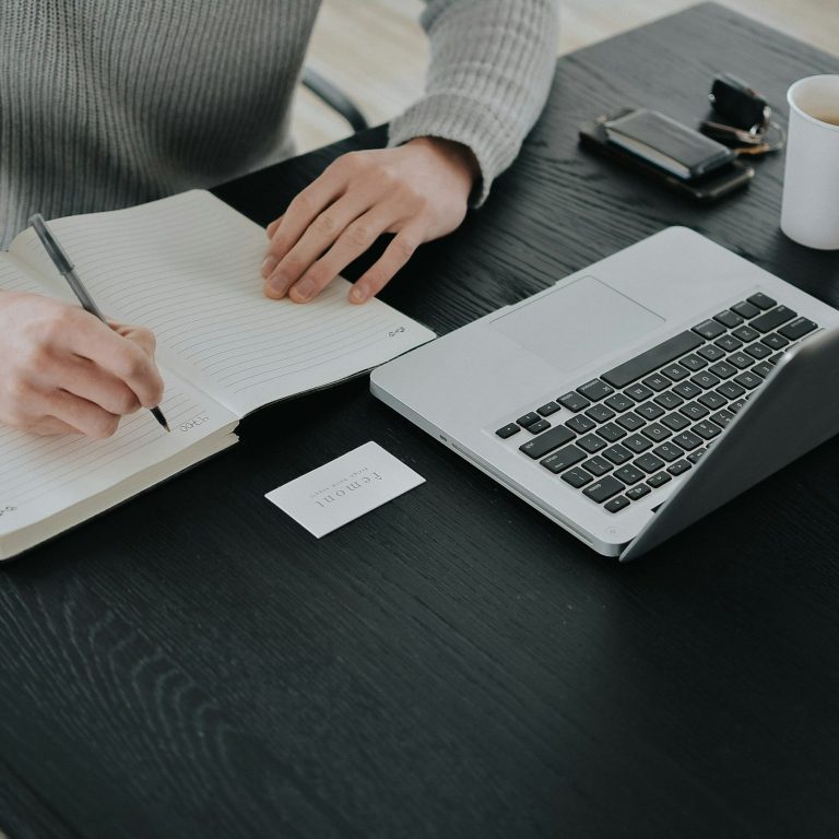 NBS multiservice a l'ecoute de son client Le gérant de NBS multiservices est en appel avec un client qui lui donne des détails précis sur ce qu'il souhaites pour son chantier