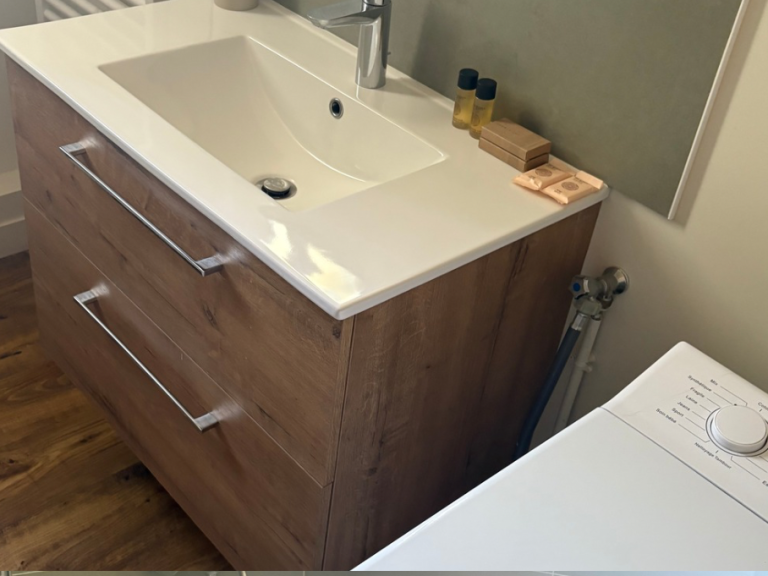 Meuble salle de bain qui est nettoyer nettoyage d'un meuble de salle de bain qui a été nettoyer par NBS Multiservices. Le résultat est. propre, net, bien ranger et sa brille.